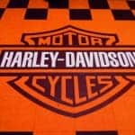 Logo_Harley_Davidson_sur_dalles_orange_et_noir-BD