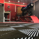 dalles de sol damier Polydal atelier privé moto